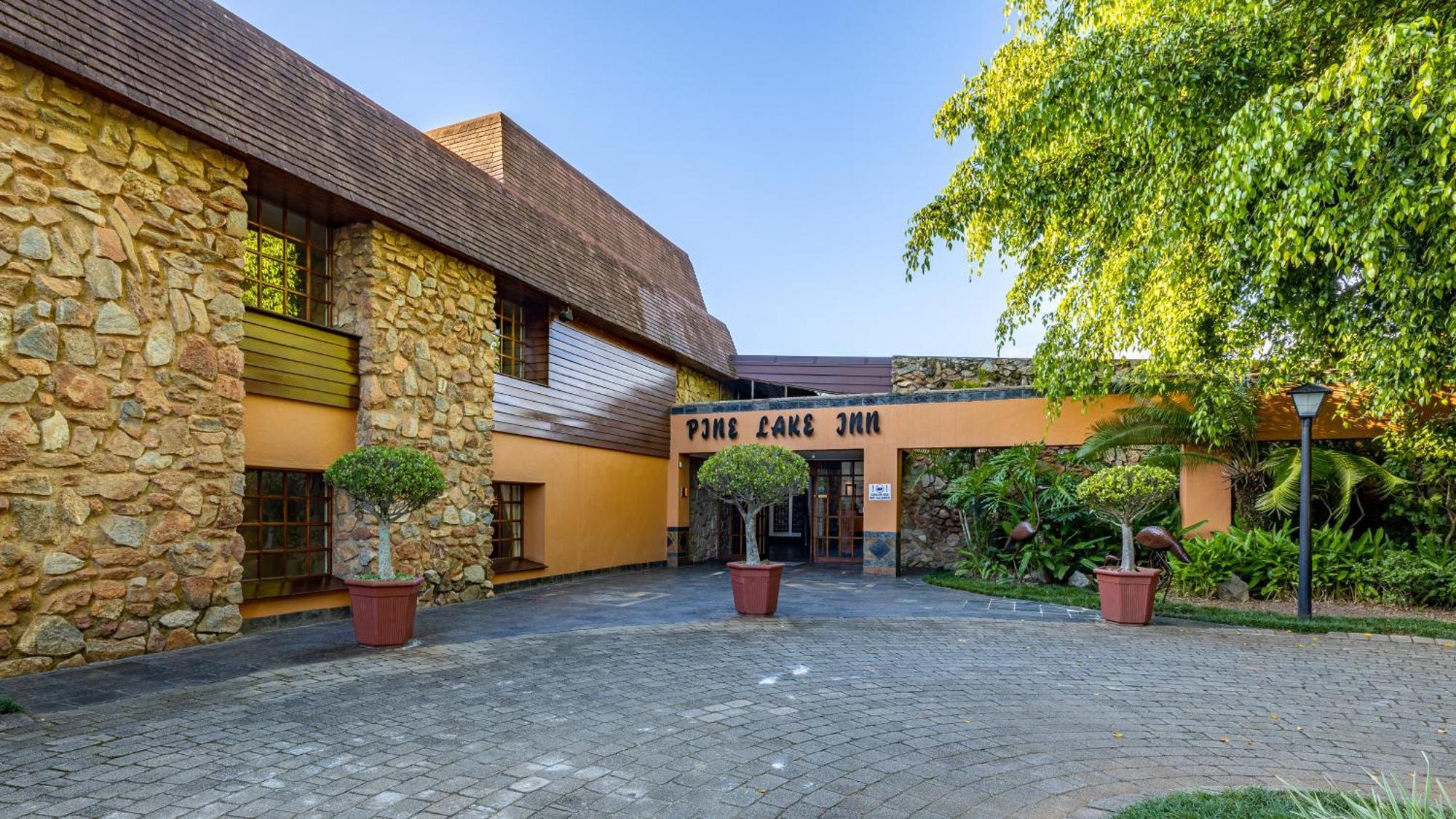 African Sky Hotels - Pine Lake Inn Уайт-Ривер Экстерьер фото