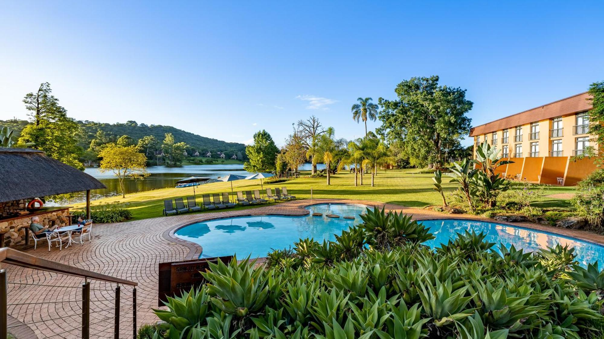 African Sky Hotels - Pine Lake Inn Уайт-Ривер Экстерьер фото
