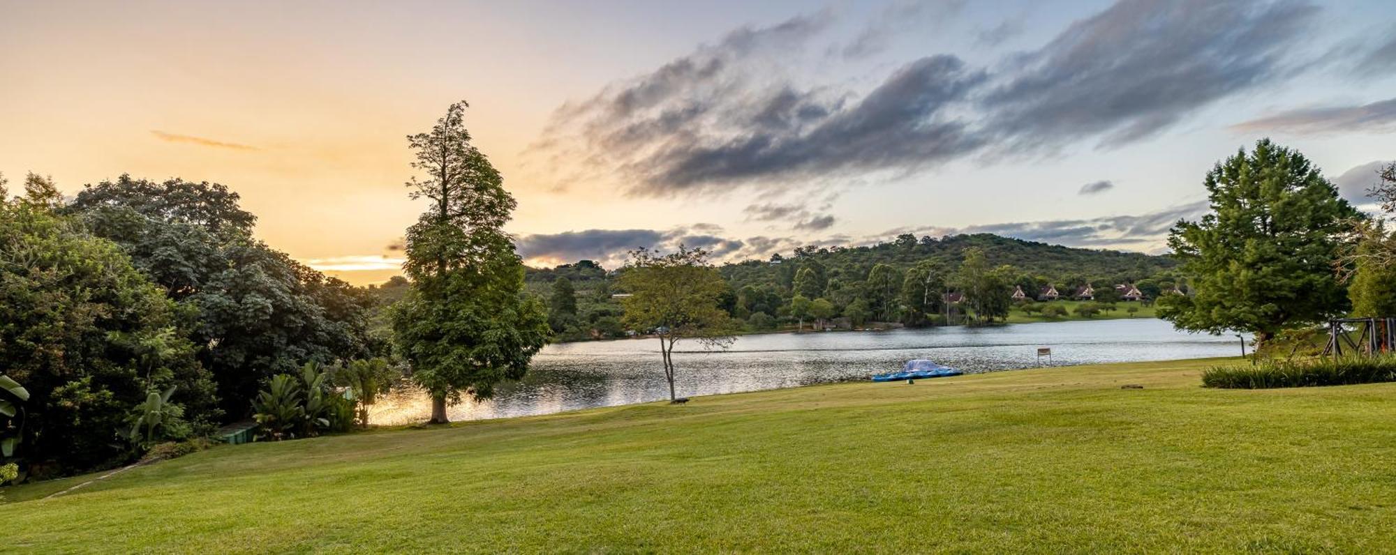 African Sky Hotels - Pine Lake Inn Уайт-Ривер Экстерьер фото